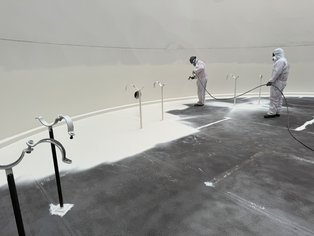 Applikation der letzten Schicht Säkaflake 900 Weiß 3K auf den Tankboden nach dem Sweepen als letztem Schritt der Tankbeschichtung Applikation der letzten Schicht Säkaflake 900 Weiß 3K auf den Tankboden nach dem Sweepen als letztem Schritt der Tankbeschichtung