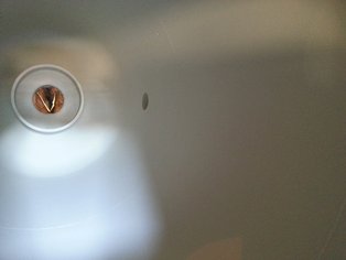 L’interno di uno dei serbatoi per lo stoccaggio di acque di processo rivestiti con SÄKAFLAKE 900 White 3K, prima dell’installazione