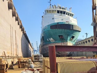 A Box cooler after blasting during coating application of Säkatonit Extra AR-F in red in the dyrdock on site