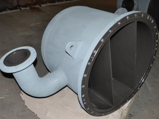 Cisterna d’acqua in ingresso e uscita con doppia piastra di partizione, rivestita con SÄKATONIT Extra AR