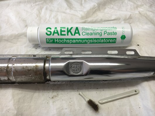 Tubo di scappamento cromato di una motocicletta, parzialmente trattato con pasta pulente SÄKA 80.750