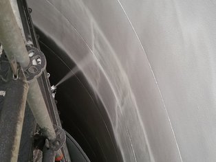 Applikation der ersten Schicht miz Säkaflake 900 Weiß 3K auf den Innenwände des Tanks mit einer Schichtdicke von 700 Mikrometern mit dem Ziel, die endgültige DFT in zwei Schichten zu erreichen Applikation der ersten Schicht miz Säkaflake 900 Weiß 3K auf den Innenwände des Tanks mit einer Schichtdicke von 700 Mikrometern mit dem Ziel, die endgültige DFT in zwei Schichten zu erreichen