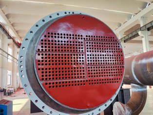 Échangeur de chaleur à passage multiple avec les plaques tubulaires revêtues de Säkatonit K80LS, un produit durci à froid capable de garantir une protection et une durabilité exceptionnelles Échangeur de chaleur à passage multiple avec les plaques tubulaires revêtues de Säkatonit K80LS, un produit durci à froid capable de garantir une protection et une durabilité exceptionnelles