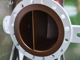 Citerne à eau avec une cloison de passage revêtue avec Si 17 E (à haute conductivité électrique), destinée à un échangeur de chaleur coque et tube Citerne à eau avec une cloison de passage revêtue avec Si 17 E (à haute conductivité électrique), destinée à un échangeur de chaleur coque et tube