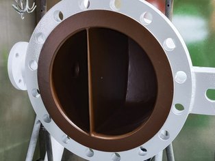 Cisterna d’acqua con piastra di partizione rivestita con Si 17 E (ad alta conducibilità elettrica), destinata a uno scambiatore di calore a fascio tubiero e mantello 