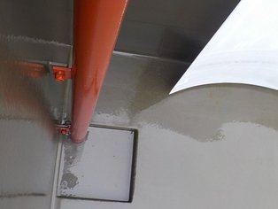 Détail d'un tuyau à siphon recouvert avec HR 60 Extra G, destiné à un bac de rétention d'urgence d'un conteneur citerne ISO