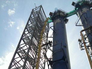 Außenansicht eines Absorberturms für die CO2-Abscheidung bei der Ammoniakproduktion, beschichtet mit SÄKAFLAKE 900 Weiß 3K