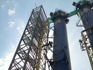 External view on Absorption Towers used for CO2 removal in ammonia production, re-lined with SÄKAFLAKE 900 White 3K