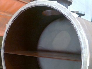 Cisterna fissa per l’acqua con piastra di partizione rivestita con Si 57 EG, destinata a uno scambiatore di calore a fascio tubiero e mantello