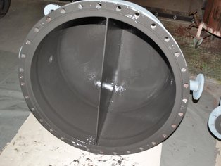 Cisterna d’acqua con piastra di partizione, rivestita con SÄKATONIT Extra AR