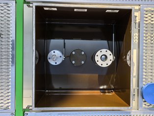 Ein Überlaufkasten mit Flanschen, beschichtet mit der duroplastische Produkte auf Phenol-Basis Si 14 E und Si 14 E BKW Topcoat, die eine hohe Beständigkeit gegen chlorierte Kohlenwasserstoffe aufweisen