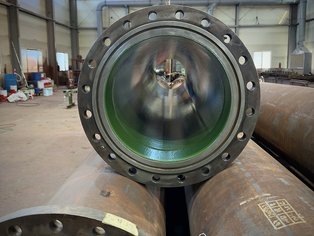 Detailansicht einer Rohrprüfschleife, innenbeschichtet mit Si 14 E, dem Standard für Prüfschleifen in der Öl-, Gas- und Chemieindustrie Detailansicht einer Rohrprüfschleife, innenbeschichtet mit Si 14 E, dem Standard für Prüfschleifen in der Öl-, Gas- und Chemieindustrie
