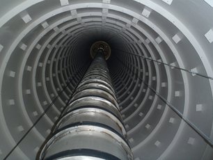 Inside of the Absorption Towers re-lined with SÄKAFLAKE 900 White 3K before installation of the build in parts