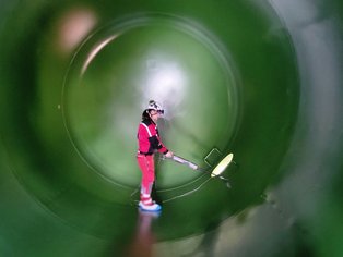 Performing spark testing on Säkaflake 900 Topcoat 3K with a dry film thickness of 500-800 microns to ensure coating integrity and quality