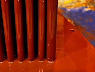 Dettaglio di una piastra di un box cooler dopo la riapplicazione del rivestimento con SÄKATONIT Extra AR-F en rosso