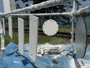 Applikation von Säkaflake 900 Weiß 3K auf einer Seite der Flansche und des Mannlochdeckels, während auf der gegenüberliegenden Seite eine dreischichtige Außenbeschichtung verwendet wird Applikation von Säkaflake 900 Weiß 3K auf einer Seite der Flansche und des Mannlochdeckels, während auf der gegenüberliegenden Seite eine dreischichtige Außenbeschichtung verwendet wird