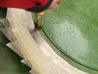 Applying Säkaflake 900 Topcoat 3K on the sealing face before spraying the second layer for enhanced protection and durability