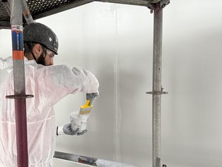 Applicazione (stripe coating) della finitura sopra lo strato intermedio, per garantire una copertura ottimale delle aree difficili da raggiungere come, ad esempio, le saldature